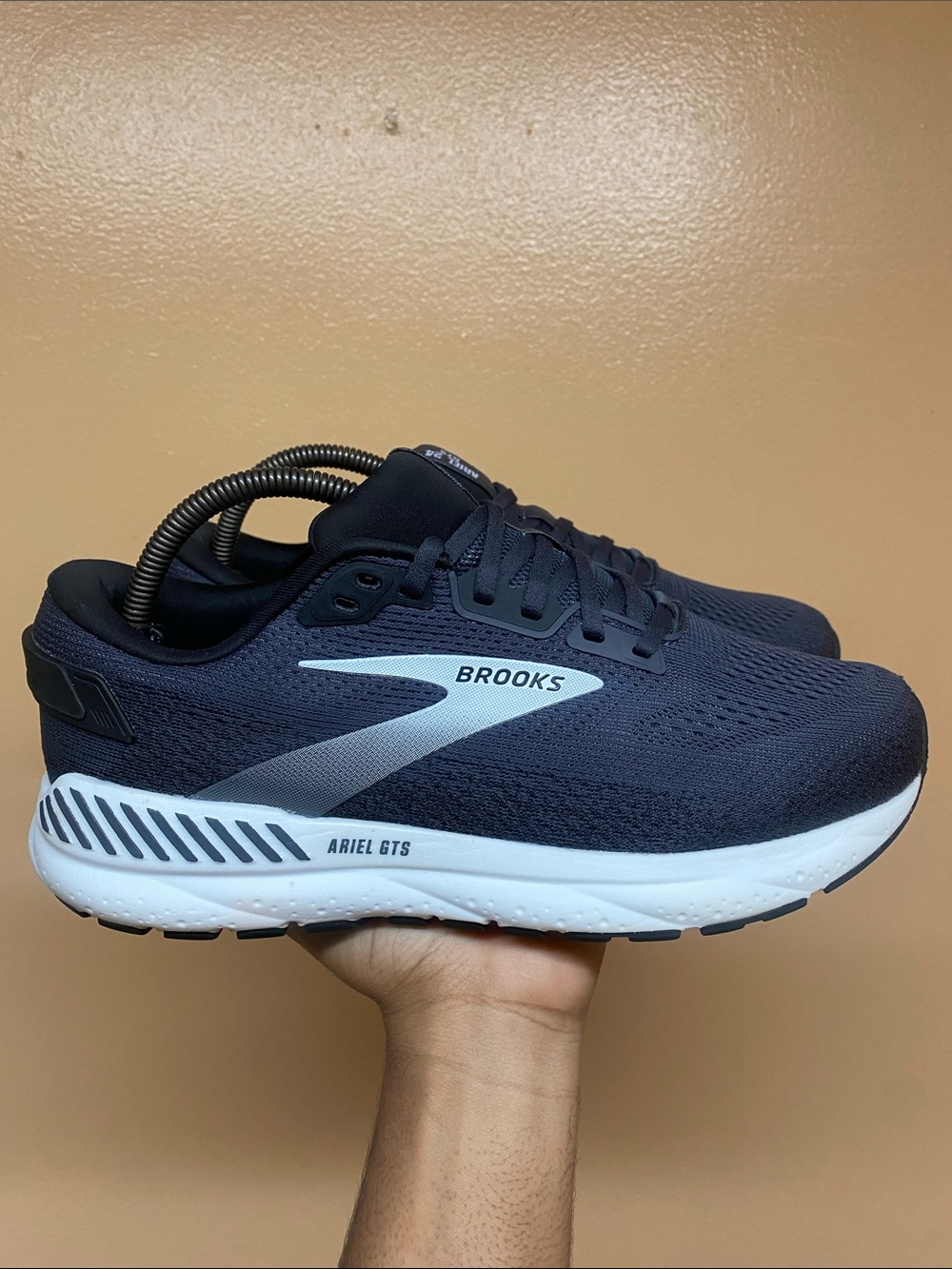 Brooks Ariel GTS 24 Women's Running Sneakers “Ebony/Black/White” Size 9.5 Wide D